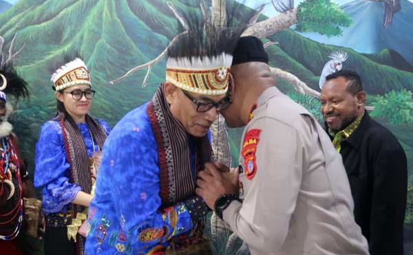 Resmi Jabat Kapolda PBD, Brigjen Pol. Audie Latuheru Tiba di Bumi Kasuari 1 Kapolda PBD Baru Tiba Sorong