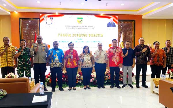 Kesbangpol Mimika Forum Diskusi Demkrasi dari Kampung