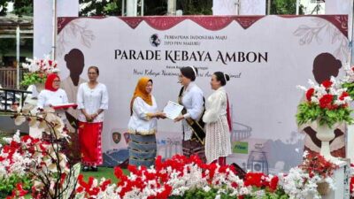 Dukung Parade Kebaya 2026, DPD PIM Maluku Anugerahi Lisa Wattimena Penghargaan 14 Lisa Wattimena Penghargaan DPD PIM Maluku