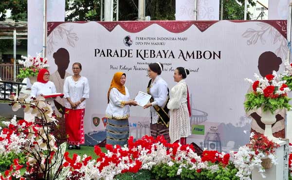 Dukung Parade Kebaya 2026, DPD PIM Maluku Anugerahi Lisa Wattimena Penghargaan 1 Lisa Wattimena Penghargaan DPD PIM Maluku
