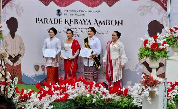 Dukung Parade Kebaya 2026, DPD PIM Maluku Anugerahi Lisa Wattimena Penghargaan 2 Lisa Wattimena Penghargaan DPD PIM Maluku2
