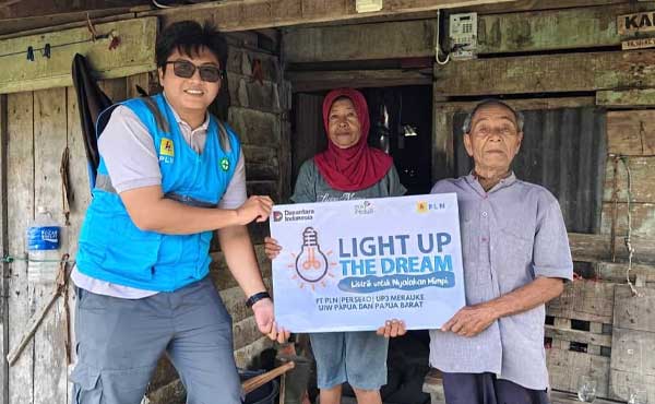 13 Tahun Berteman Pelita-Teror Hewan Liar, Kini Rumah Karyo Terang Berkat LUTD PLN 2 PLN Rumah Karyo teraliri listrik2