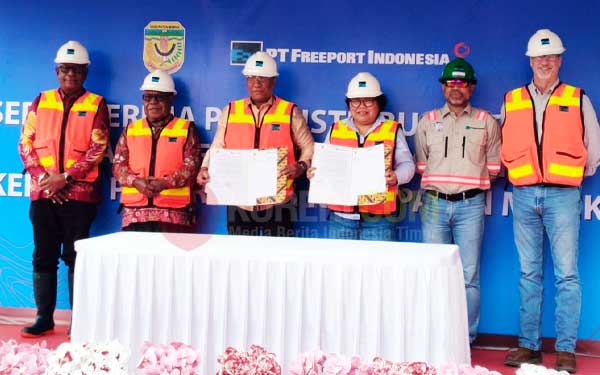 Pemkab Mimika PTFI Hibah Pipa Air Bersih
