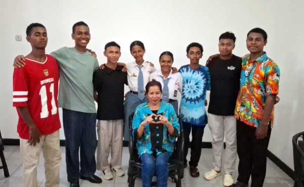 Biayai Pendidikan 10 Siswa Berprestasi di Papua, Ortu Juluki Senator Lalita “Bin Syowi” 3 Senator Lalita Bin Syowi2