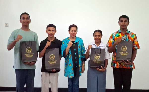 Biayai Pendidikan 10 Siswa Berprestasi di Papua, Ortu Juluki Senator Lalita “Bin Syowi” 2 Senator Lalita Bin Syowi3
