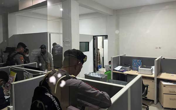 Penyidik Ditreskrimsus Polda PBD Geledah Ruangan Sekretariat DPR Provinsi 3 Setwan PBD Digeledah Polda PBD2