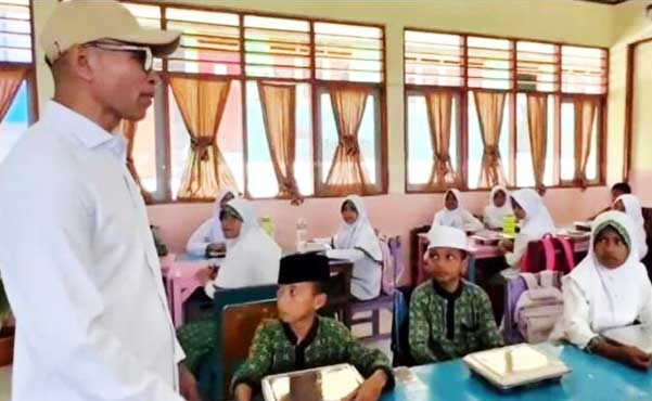 Pastikan Kualitas Gizi Siswa, Kolatlena Tinjau Langsung Penyaluran MBG di MIN 1 Malteng 1 Alimudin Kolatlena MBG di MIM 1 Malteng