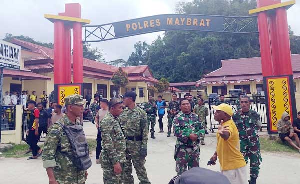 Tokoh Adat Shywa Kecam Keras Penembakan 3 Warga Sipil 3 Aparat TNI datangani Polres Maybrat