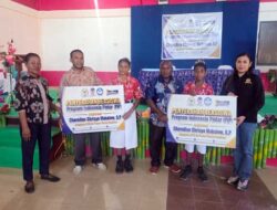 208 Siswa Teluk Wondama Terima Beasiswa PIP, Cheroline: Untuk Menunjang Pendidikan !