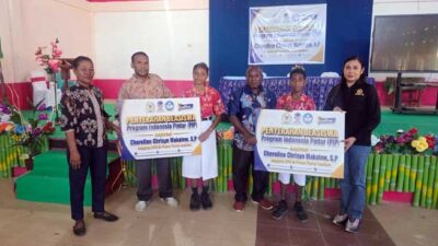 208 Siswa Teluk Wondama Terima Beasiswa PIP, Cheroline: Untuk Menunjang Pendidikan ! 14 Cherolin Makalew Beasiswa PIP Teluk Wondama