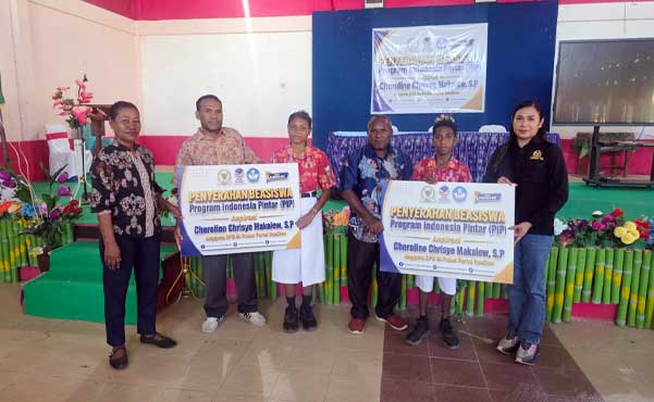 Cherolin Makalew Beasiswa PIP Teluk Wondama