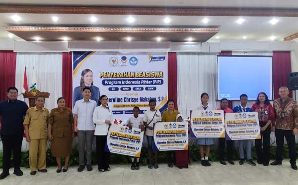 Serahkan Bantuan Beasiswa ke Ratusan Siswa, Cheroline: PIP Harus Tepat Sasaran 1 Cheroline Chirsye Makalew Beasiswa PIP