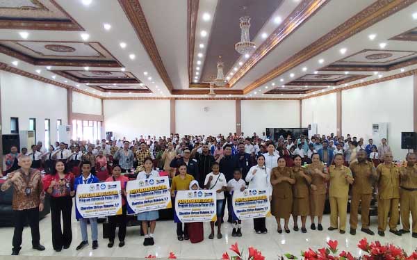 Serahkan Bantuan Beasiswa ke Ratusan Siswa, Cheroline: PIP Harus Tepat Sasaran 2 Cheroline Chirsye Makalew Beasiswa PIP2
