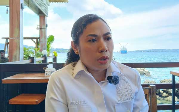 Serahkan Bantuan Beasiswa ke Ratusan Siswa, Cheroline: PIP Harus Tepat Sasaran 3 Cheroline Chirsye Makalew Beasiswa PIP3