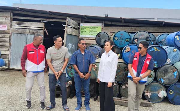 Sidak BBM di Teluk Wondama, Cheroline Makalew Temukan Sejumlah Persoalan 2 Cheroline Makalew Sidak BBM Teluk Wondama2