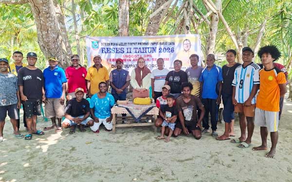 Reses DPRP PBD: Warga Makbon Keluhkan Tiang Berdiri, Rumah Belum Teraliri Listrik 2 Febry Jein Andjar Reses DPRP PBD di Distrik Makbon