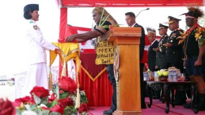 Gubernur Papua Tengah Pimpin Upacara HUT ke 81 RI, Paskibra Sukses Kibarkan Merah Putih 17 GUB PT HUT ke 81 RI