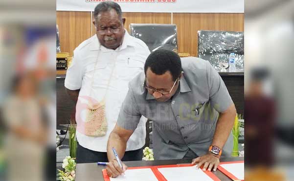 Gub PBD Ketua DPRP Teken Berita Acara 1