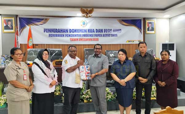 Gub PBD Serahkan Ranc APBD P ke DPR PBD