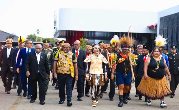 Gubernur-Wagub Papua Tengah Berbusana Adat: Padukan Kemerdekaan-Indahnya Budaya 2 Gub PT Berbusana Adat