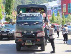 Bagi 300 Bendera Merah Putih, Polda Papua Ajak Warga Semarakkan HUT RI ke-81
