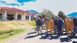 Tinjau Kantor yang Dibakar, Gubernur Nawipa Pimpin Langkah Pemulihan di Puncak 2 IMG 20260814 WA01962