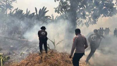 Polri Presisi Bergerak Cepat Padamkan Karhutla, Asap Tebal Kepung Nabire Barat 14 IMG 20260821 WA0032