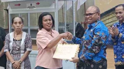 Pemkot Sorong Salurkan Bantuan Modal dan Peralatan bagi 228 Pelaku UMKM 14 IMG 20260820 104606