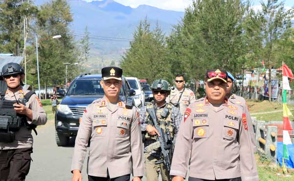 Berangkat ke Puncak, Kapolda Papua Tengah Pastikan Kamtibmas Pasca Pembakaran 1 Kapolda PT JR kunjungi Puncak Pasca Pembakaran