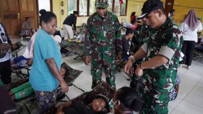 Tinjau Langsung Korban Dugaan Keracunan MBG, Kasdam Cenderawasih Pastikan Ini 14 Kasdam XVII Cen Tinjau Korban Keracunan MBG Depapre