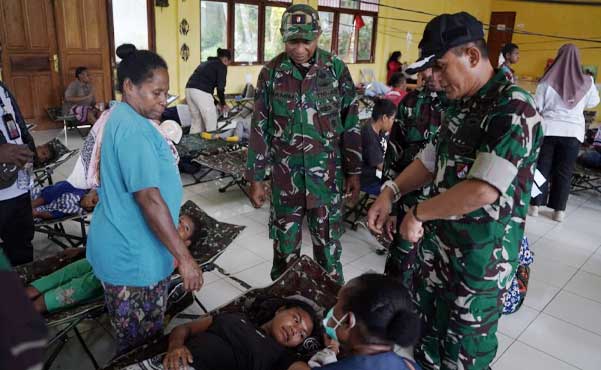 Tinjau Langsung Korban Dugaan Keracunan MBG, Kasdam Cenderawasih Pastikan Ini 1 Kasdam XVII Cen Tinjau Korban Keracunan MBG Depapre
