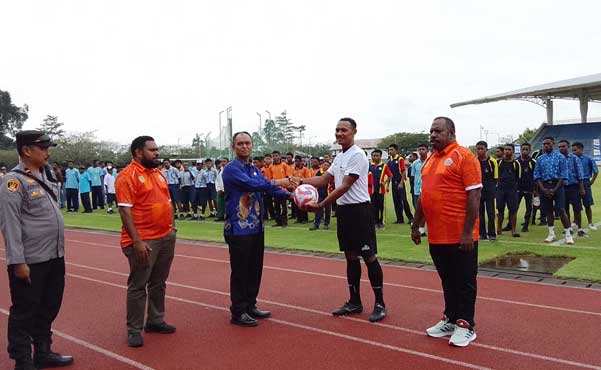 Gelar Turnamen Sepak Bola Pelajar SMP-SMA/SMK Mimika, Ini Harapan Pemda 1 Pemda Mimika Gelar Turnamen Spkbola Pelajar SMP SMA
