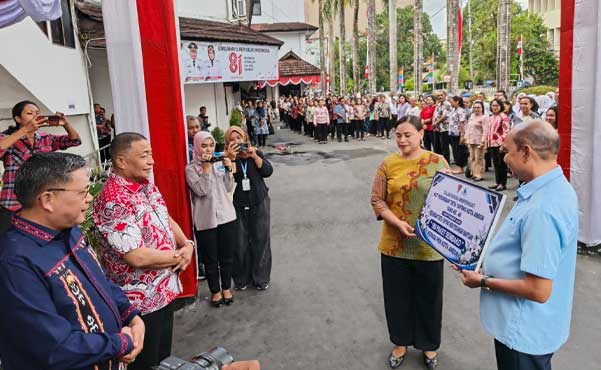 Perumdam Tirta Yapono Bagikan 100 Paket Sembako ke Anak Stunting di Ambon 1 Perumdam Tirta Yapono Bagikan 100 Paket Sembako