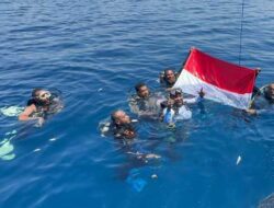 Merah Putih Berkibar di Habitat Hiu Paus Bawa Pesan Kemerdekaan dari Teluk Cenderawasih