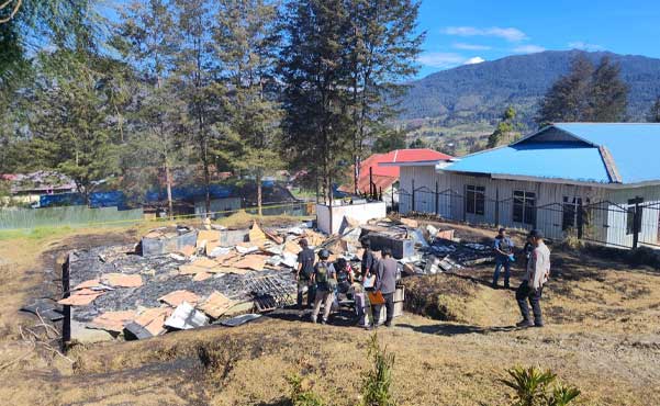 Polisi Mulai Olah TKP Ungkap Insiden Pembakaran-Penjarahan di Puncak 1 Polisi Mulai Olah TKP Insiden Pembakaran di Puncak