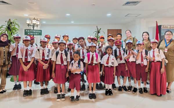 "School Goes To Airport": SD Inpres 59 Tawiri Belajar Langsung di Bandara Pattimura Ambon 2 SD Inpres 59 Tawiri foto bersama di bandara