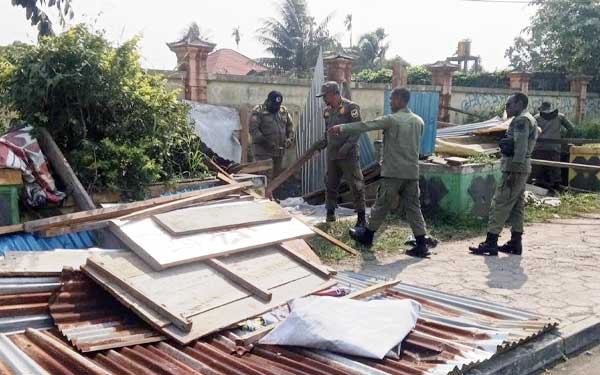 Satpol PP Mimika Tertibkan Bangunan Liar