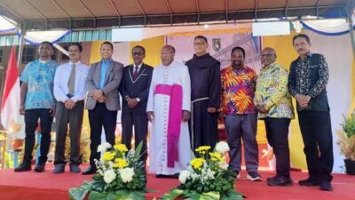 14 UNIKA Fajar Timur Papua Resmi Beroperasi Foto Bersama
