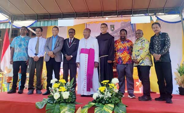 UNIKA Fajar Timur Papua Resmi Beroperasi 1 UNIKA Fajar Timur Papua Resmi Beroperasi Foto Bersama