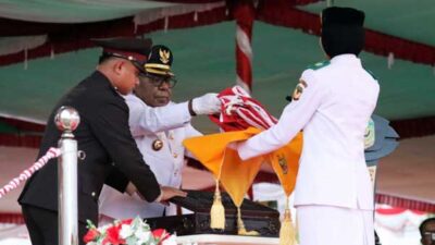 Wabup Mimika Pimpin Upacara Penurunan Bendera HUT ke 81 RI 17 Wabup Kemong Penurunan Bendera HUT RI 81