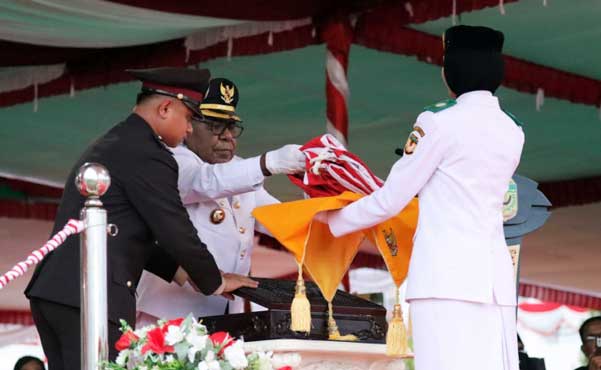 Wabup Mimika Pimpin Upacara Penurunan Bendera HUT ke 81 RI 1 Wabup Kemong Penurunan Bendera HUT RI 81