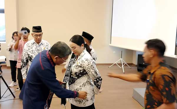 Walkot BW kukuhkan Lisa W Jadi Bunda Guru Ambon