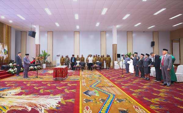 Gubernur Meki Lantik 5 Pejabat Eselon II Papua Tengah, Berikut Daftarnya 1 Gub PT Lantik 5 Pej Es II Papua Tengah