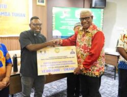 Insentif Rp12 Miliar Disalurkan, Bupati Mimika Titip Pesan Perdamaian