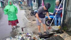 RT 24 Kebun Sirih Jadi Contoh Jaga Kebersihan Parit Sebelum Hujan