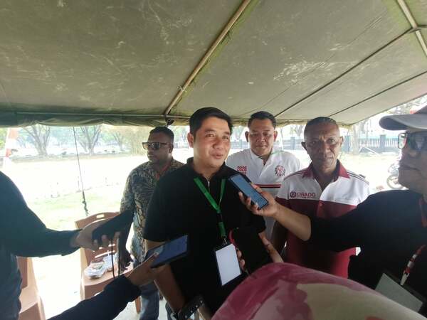 Dandim 1802/Sorong Letkol Inf Nehemia Urim Perdana didampingi Ketua ORADO PBD, Raymond Karubaba saat Diwawancara / Foto: Suzan
