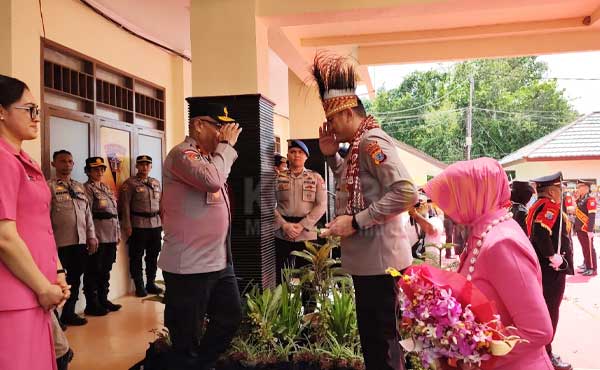 "Sejarah Terulang" Awali Brigjen Polisi Hengky Haryadi Tugas Pertama di Tanah Papua 2 Kapolda PBD Sertijab2