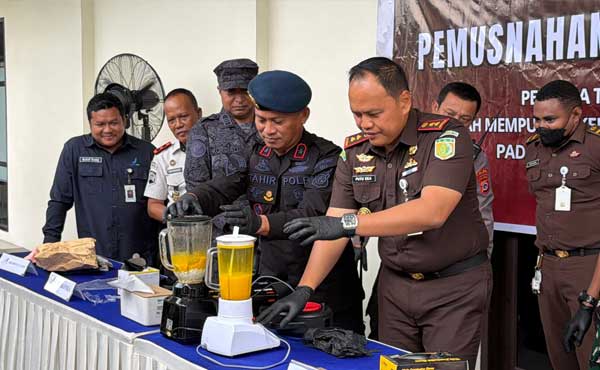 Kejari Mimika Musnahkan BB 19 Perkara, Sabu dan 2.630 Obat Terlarang Ikut Dilindas 2 Kejari Mimika Musnahkan BB3