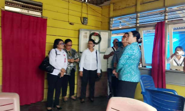 Lisa Wattimena dan BKKBN Bergerak, 8 Anak Berisiko Stunting Dapat Bantuan. 2 LIsa Wattimena BKKBN Bergerak Bantu Bayi Stunting