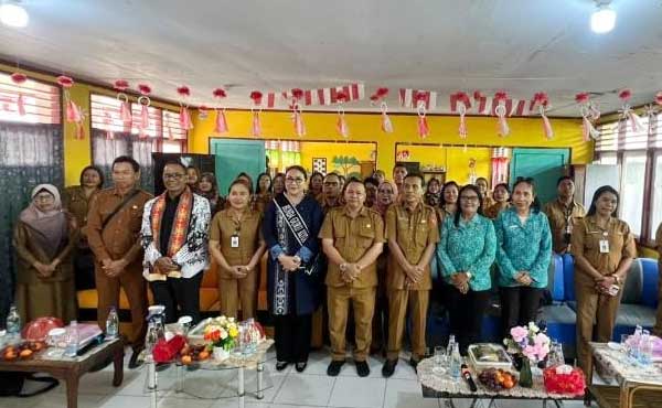 Lisa Wattimena Ajak Siswa SD Tanamkan Semangat Kolaborasi-Persaudaraan Sejak Dini 1 Lisa Wattimena SD N 1 Poka